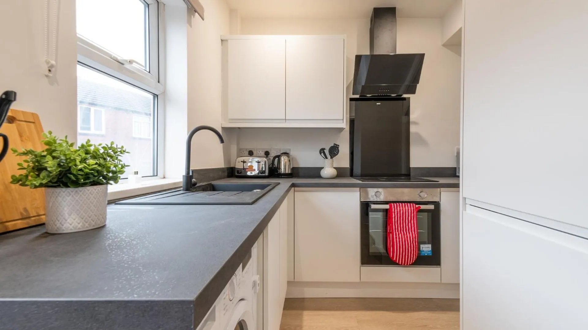 Modern 2-Bedroom House Near Leeds Centre, Ideal For Contractors & Long Stays - Nordstay