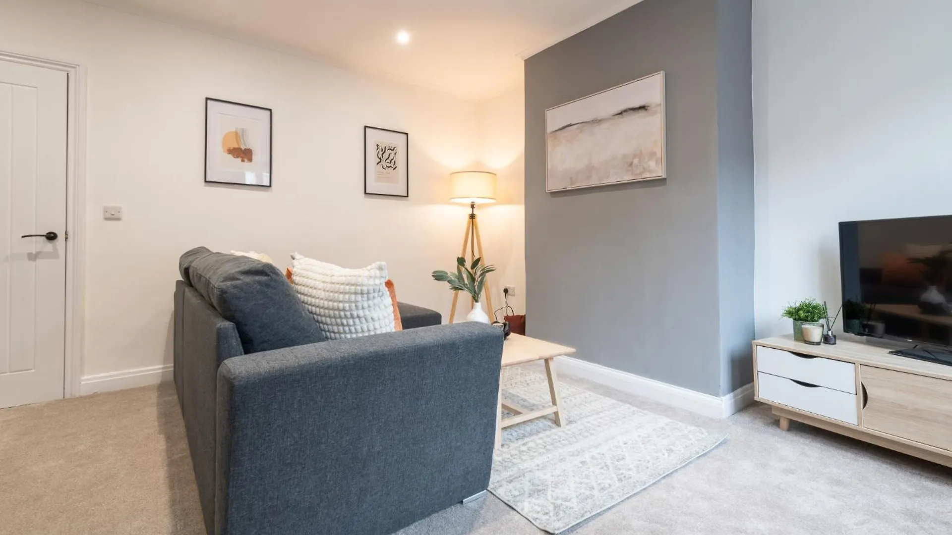 Holiday home Modern 2-Bedroom House Near Leeds Centre, Ideal For Contractors & Long Stays - Nordstay