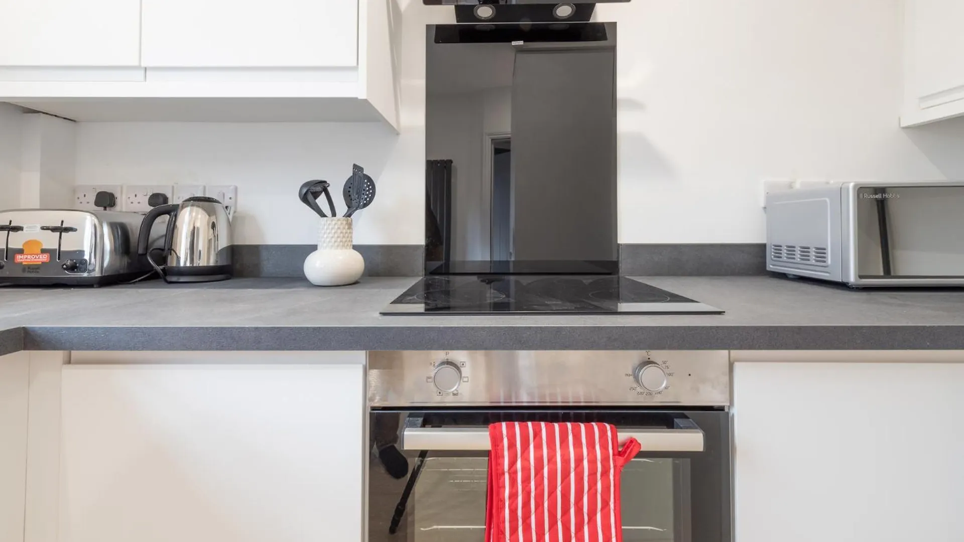 Modern 2-Bedroom House Near Leeds Centre, Ideal For Contractors & Long Stays - Nordstay