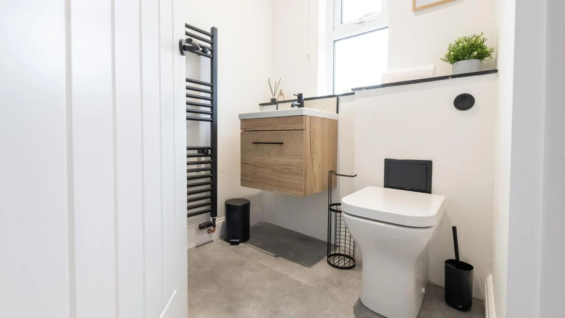 Modern 2-Bedroom House Near Leeds Centre, Ideal For Contractors & Long Stays - Nordstay