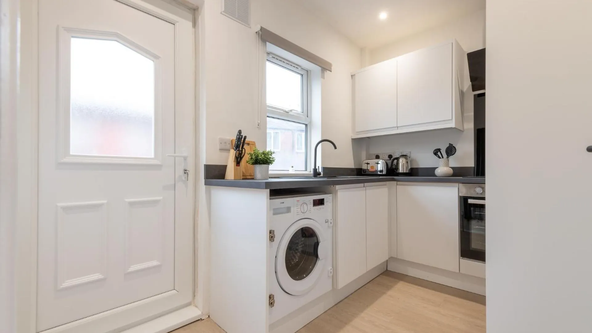 Modern 2-Bedroom House Near Leeds Centre, Ideal For Contractors & Long Stays - Nordstay Holiday home