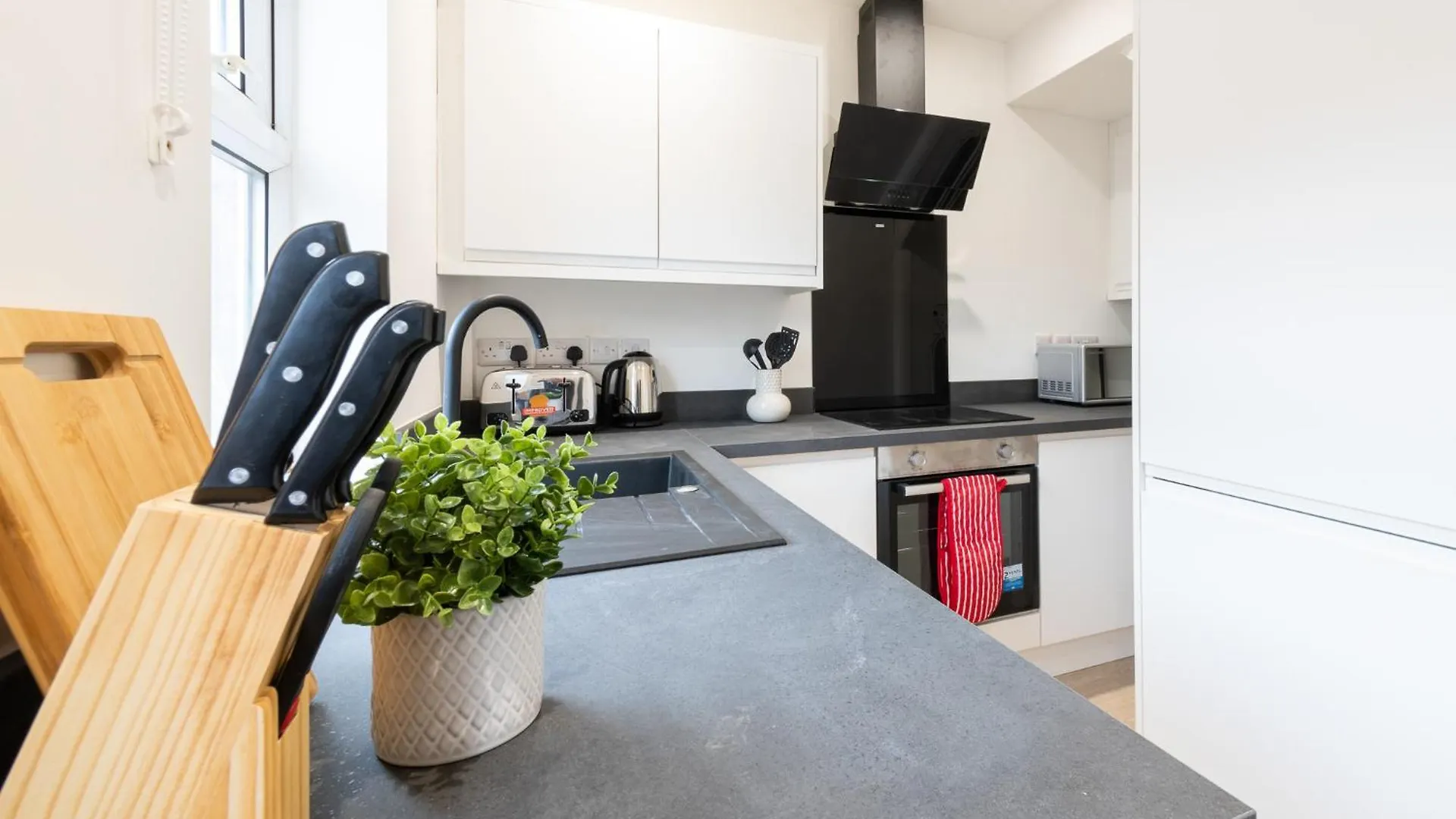 Modern 2-Bedroom House Near Leeds Centre, Ideal For Contractors & Long Stays - Nordstay 0*, Leeds (West Yorkshire)